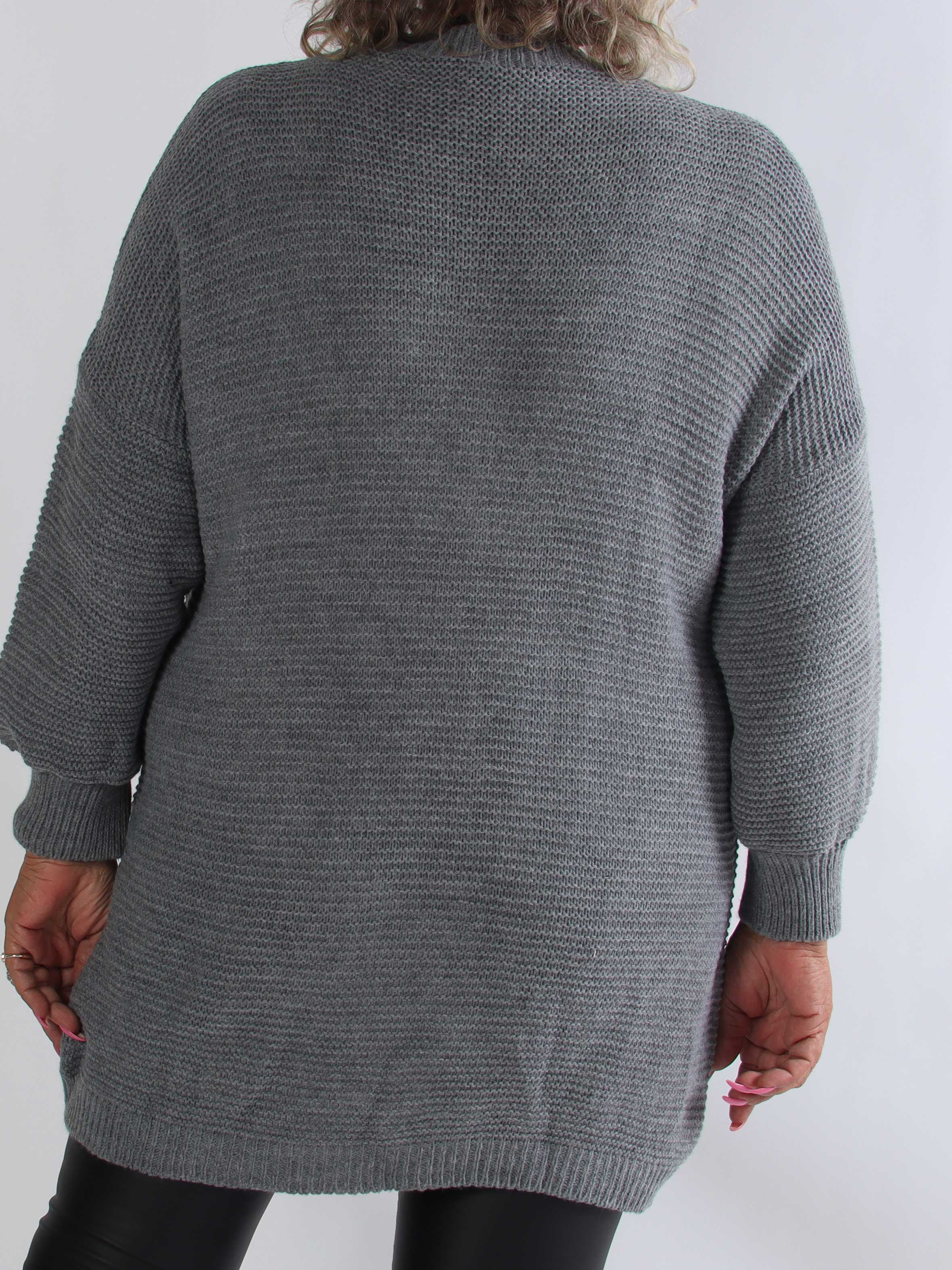 Mila - Plus size strikkjole med kabelstrik langs siderne